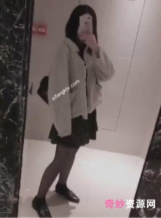 推特热门反差婊plas酱大长腿美人胚子合集，自娱自乐打P视频集锦